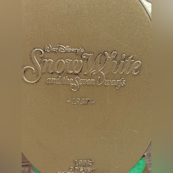 Hallmark Keepsake Ornament 1998 Walt Disney's Snow White Enchanted Memories - Picture 7 of 9